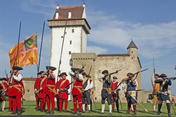 Narva linnus ja selle ees marssivad sõdurid
