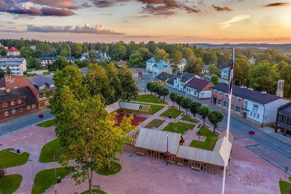 Центральная площадь города Отепя - аэрофотография с видом на озеро Пюхаярв