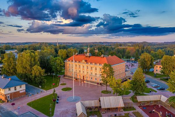 Центральная площадь и ратуша города Отепя