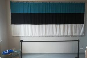 Den estniska flaggan i originalstorlek i Otepää Turistinformationscenter