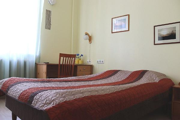 Single room with private bathroom - bed and writing desk, Hostel Lõuna