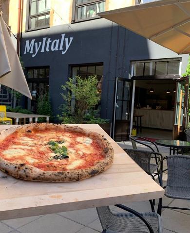 Italienische Pizza auf der Terrasse des MyItaly-Speisestudio
