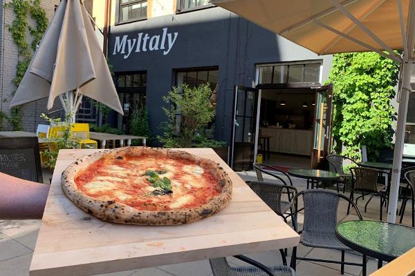 Italienische Pizza auf der Terrasse des MyItaly-Speisestudio