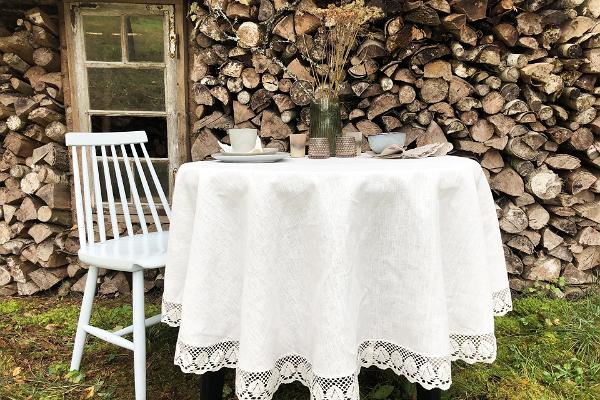 Round linen tablecloth with lace
