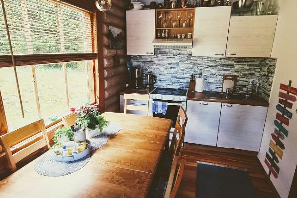 Кухня-столовая в доме для отдыха Lombi