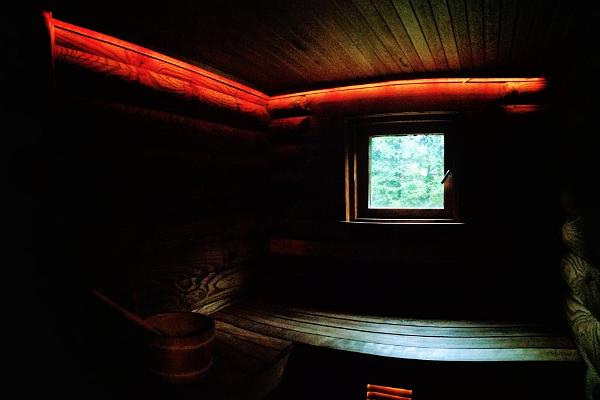Ferienhaus Lombi – Aufgussraum der Sauna mit stimmungsvoller Beleuchtung