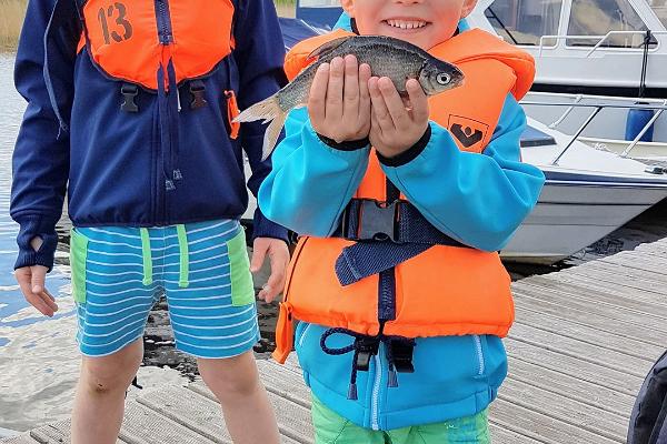 Fishing Villagen satamakahvila ja taimenen kalastus