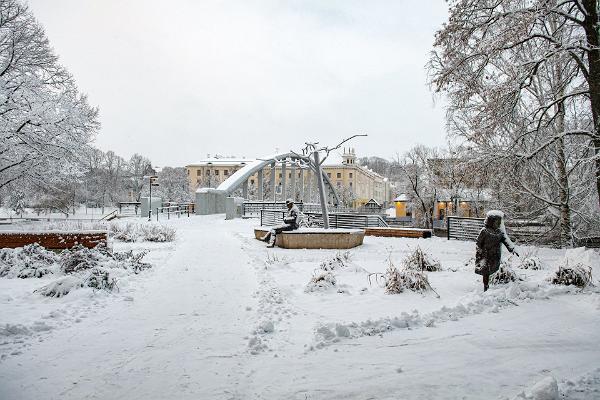 Lidijas Koidulas un Johana Voldemāra Jansena memoriālais laukums sniegotā ziemā