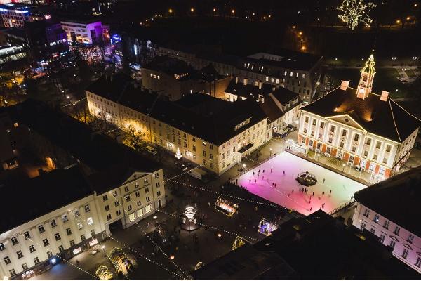 Каток в центре города Тарту в вечернее время