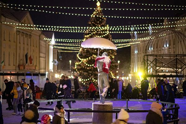 Happy skaters at the skating rink in the heart of Tartu, around the Kissing Students fountain