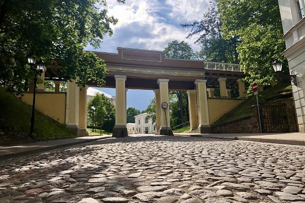 Spaziergang im historischen Tartu: die Engelsbrücke im sommerlichen Sonnenlicht und ein Kopfsteinpflasterweg