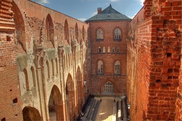 Пешая прогулка по историческому городу Тарту: развалины Домского собора на холме Тоомемяги под летним солнцем