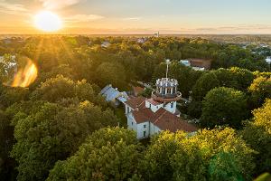 Tartu observatorija, foto ar vasarīgo Domkalnu un norietošu sauli no putna lidojuma