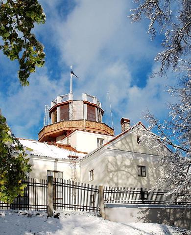 Die Tartuer Sternwarte im schneereichen Winter, am Turm weht die blauschwarzweiße Nationalfahne.