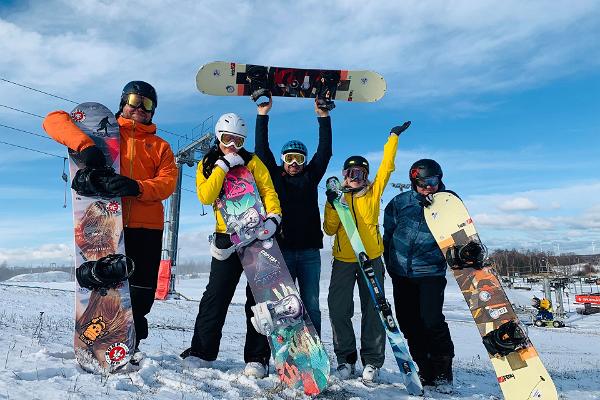 Склоны Кивиылиского центра со сноубордистами