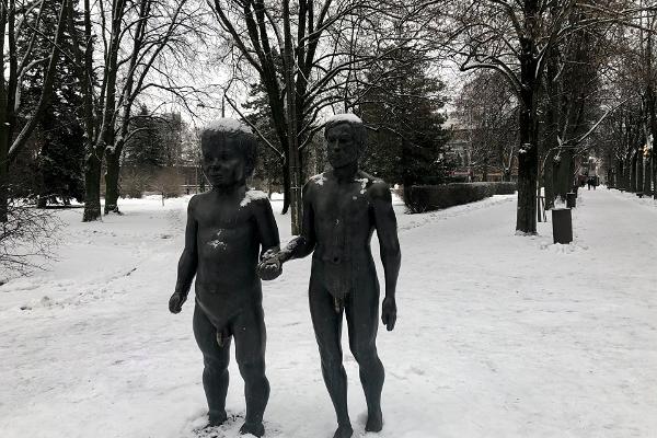 Skulptuur "Isa ja poeg" lumisel talvel
