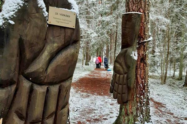 Väike Väeradan veistos "Väe käed" ja kauempana kulkevat vaeltajat