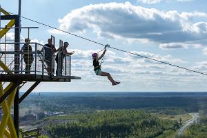Самый длинный спуск на тросе в Эстонии в парке приключений Кивиыли
