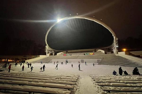 Tähtvere Puhkepargi uisuväljak, lumised pingid ja rõõmsad igas vanuses uisutajad