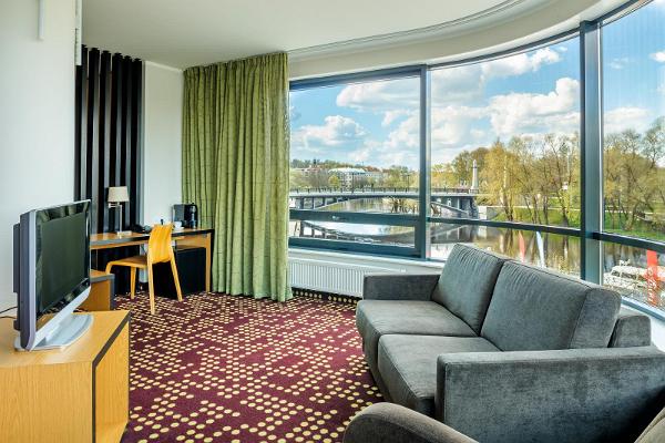 Innervy över en juniorsvit på hotell Dorpat