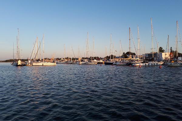 Picknickbootverleih am Hafen Grand Holm Marina