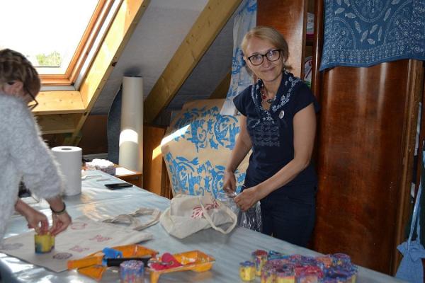 Workshop for decorating a bag with block printing 