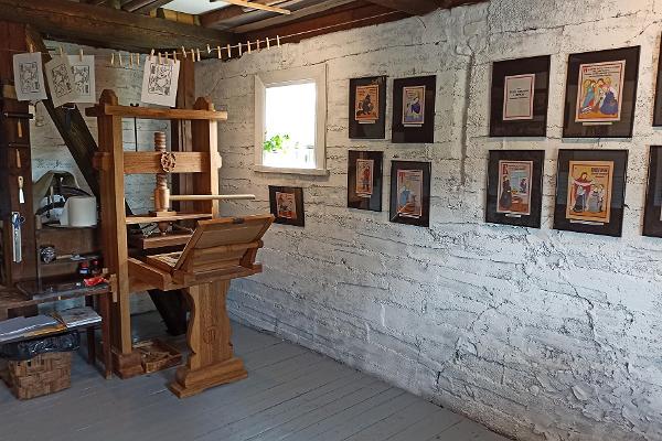 Выставка лубков в лубочном дворе, ателье – помещение для организации выставок, на стене которого висят лубки