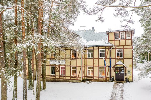 Verevi Motel, exterior view in winter