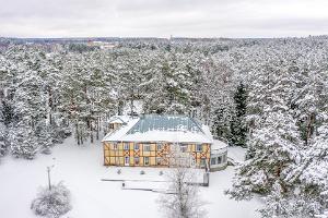 Ziemas meža noskaņās ieskauts motelis "Verevi"