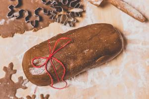 Jõuluajal küpsetatakse kodudes piparkooke, pildil piparkoogitaigen ning piparkoogivormid