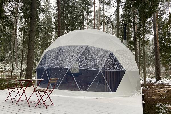 Das Kuppelzelt der Tiku-Ferienhäuser im Winter
