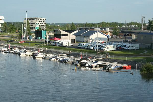 Tartu Karlova hamns husvagnspark, vy över Emajõgi-floden, båtarna och en husvagn