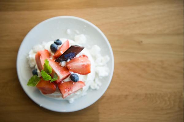 Dessert med jordgubbar inspirerad av moderna estniska köket i Kaféet Pööriöö i Estniska Folkets Museum