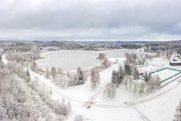 Käärikusjön och sportcentret på vintern