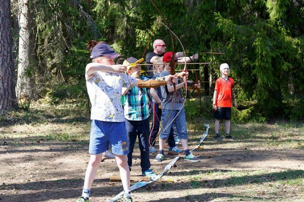 Tartumaa Tervisespordikeskuse viburada, harjutusväljak ja lapsed vibuga laskmas