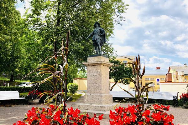 Памятник Густаву II Адольфу на Королевской площади, за главным зданием Тартуского университета