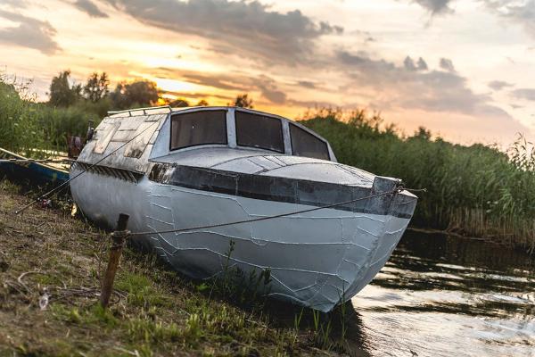 Впечатляющее размещение в лодке-бане на Чудском озере - лодка-баня MesiSpa на фоне заката солнца