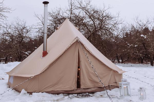 Глэмпинг в Причудье, палатка снежной зимой