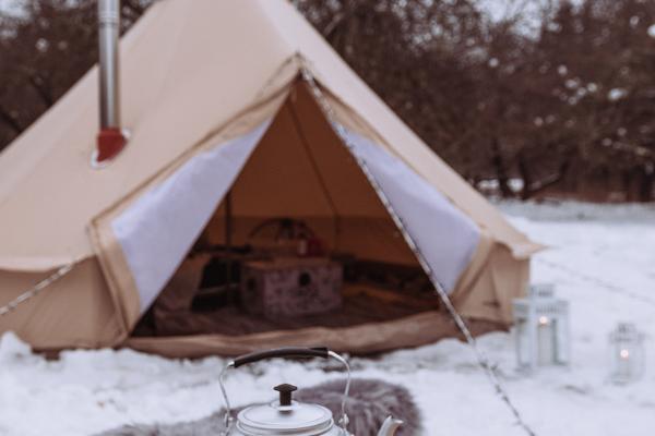 Peipsi Glamping, teltta, lumi, talvi, teepannu