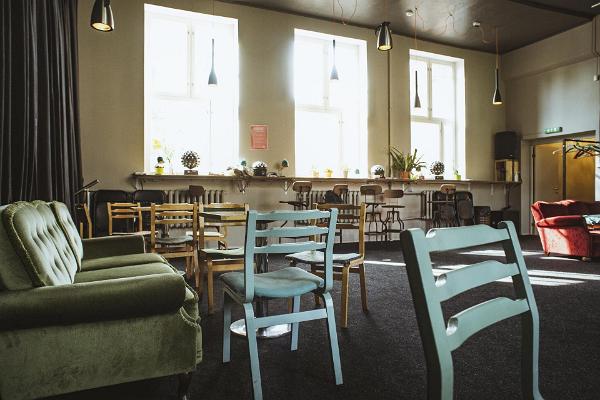 Малый зал Тартуского Нового театра - расстановка стульев в клубном стиле