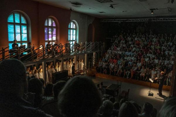 Tartu Uue Teatri suur saal ja publik istumas kahel pool