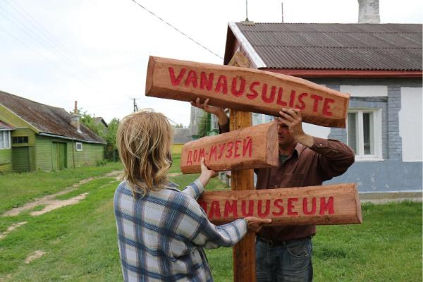 Hinweisschilder, die den Weg weisen zum Museumhaus der Altgläubigen von Piirissaar.