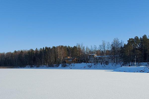 Ausblick vom Seemuseum in einem schneereichen Winter auf den See Võrtsjärv