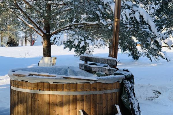 Badetonne auf dem touristischen Bauernhof Kakulaane im Winter