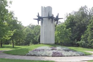 Okaskroon monument