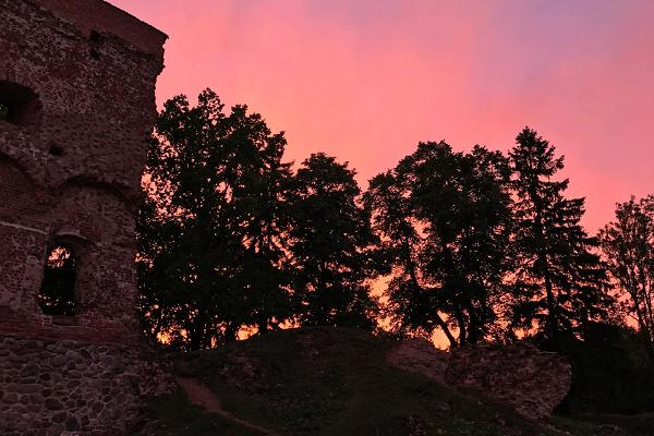 Viljandi lossivaremed, päikeseloojang, punane taevas
