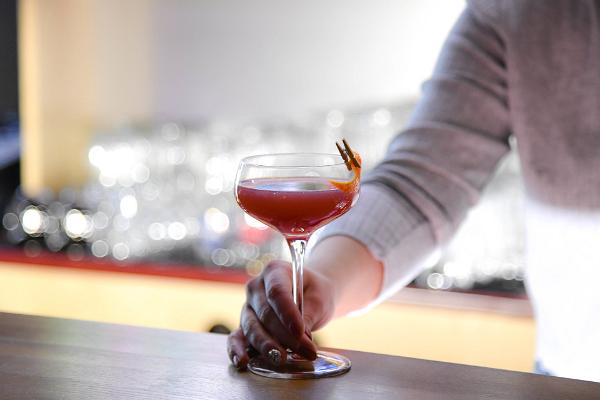 Bar Väljas, Cosmopolitan, Cocktail, Moosbeere aus der Region, klassischer Cocktail