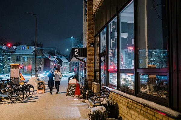 Geschäft tARTu, Winter, Abenddämmerung und Ansicht von der Straße