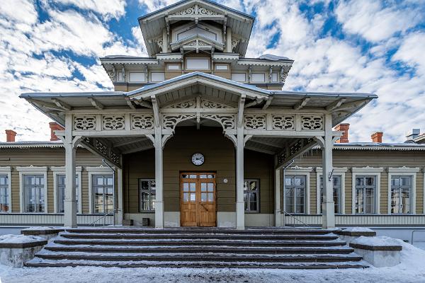 Architektonischer Spaziergang in Tartu: der Haupteingang des Bahnhofs und der wunderbare, blaue Himmel