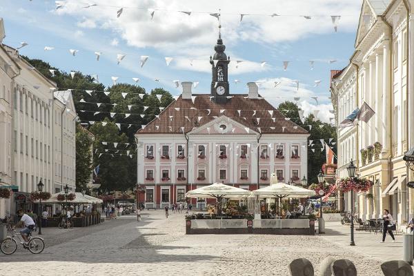Architektonischer Spaziergang in Tartu: der romantische Rathausplatz